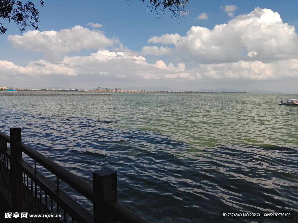 湖畔木栏 辽阔水域与蓝天