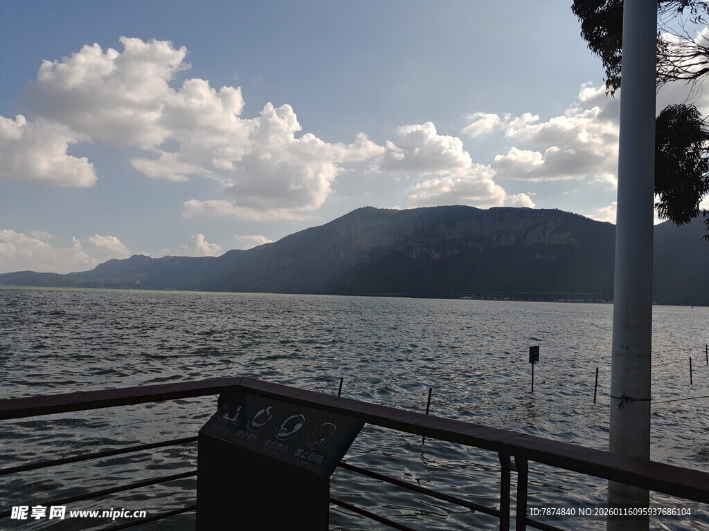 湖畔风景 远山近水伴云影