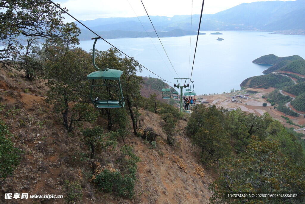 山间缆车俯瞰秀丽湖景