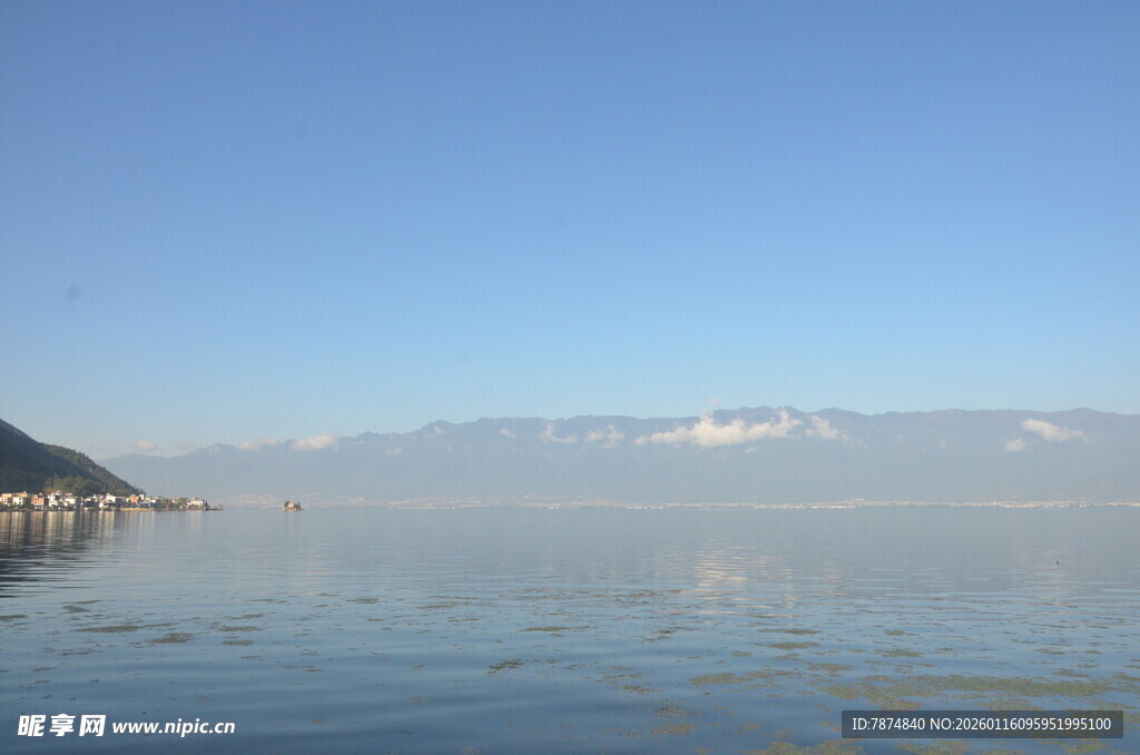宁静湖畔的开阔湖景风光