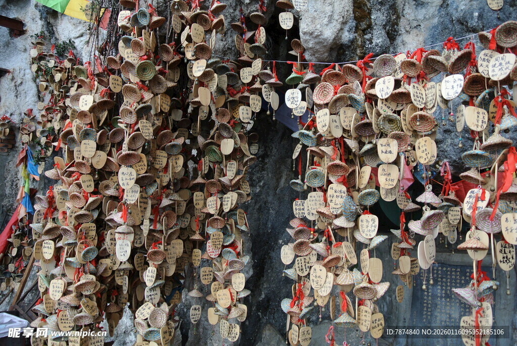 挂满爱心锁的浪漫桥景