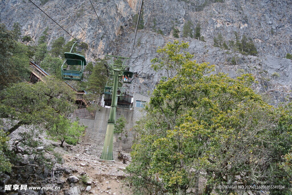 山间缆车穿梭于葱郁山林