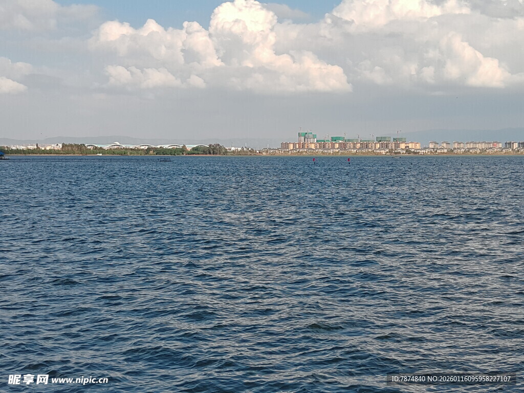 广阔海面与远处建筑景观