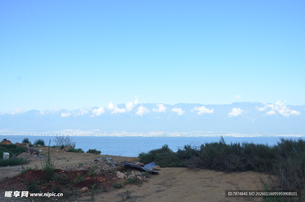 海边风景 远处山峦与蓝天