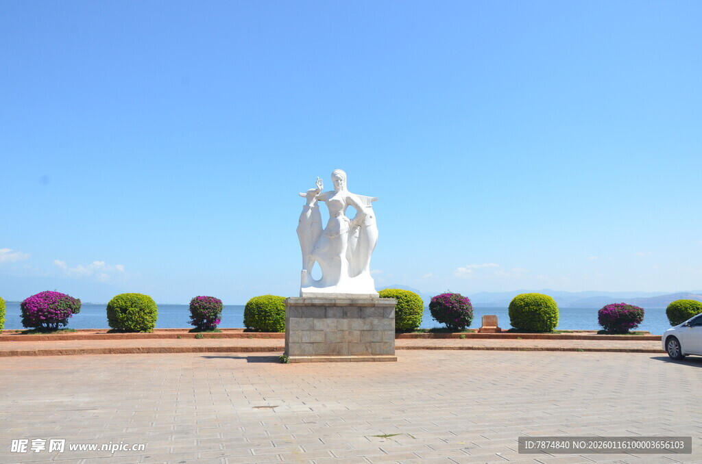 海边的双人雕像