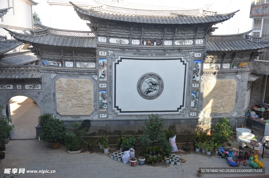 中式牌坊下的休憩场景