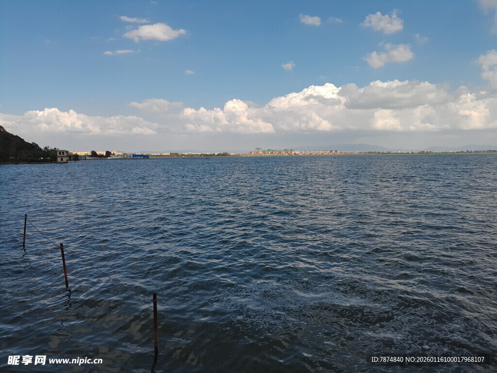 广阔海面与蓝天的美丽景致