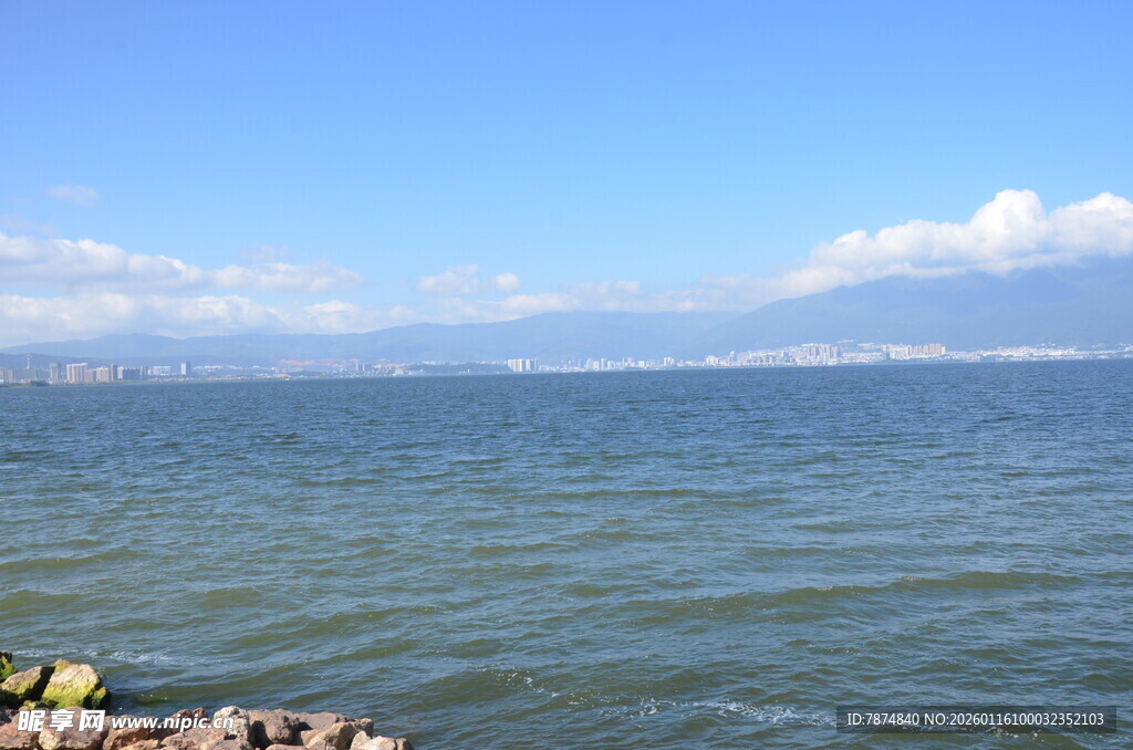 广阔海面与远处山峦美景