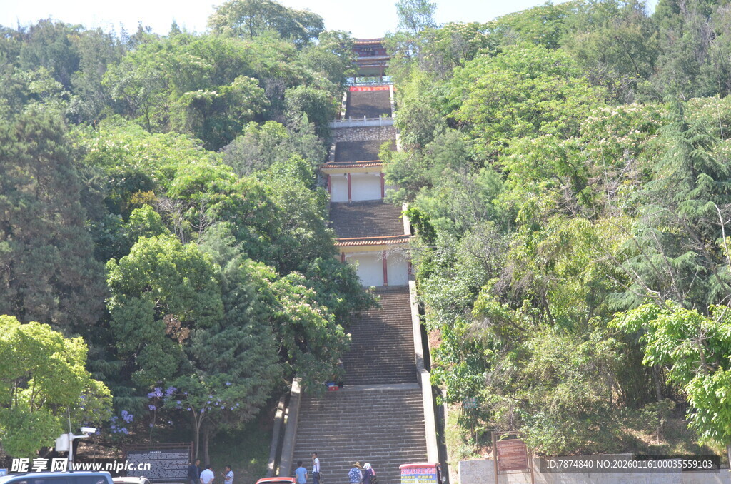 山林间的蜿蜒阶梯