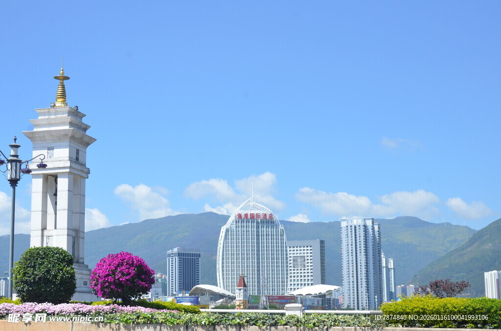 城市地标与多彩花卉景观