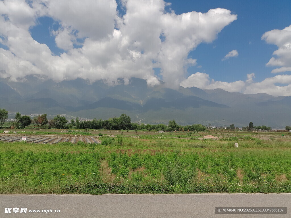 田野风光与远处山峦