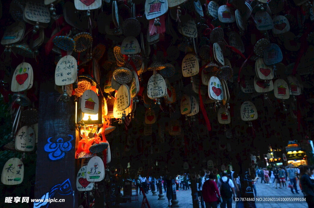 夜晚祈福牌下的热闹场景