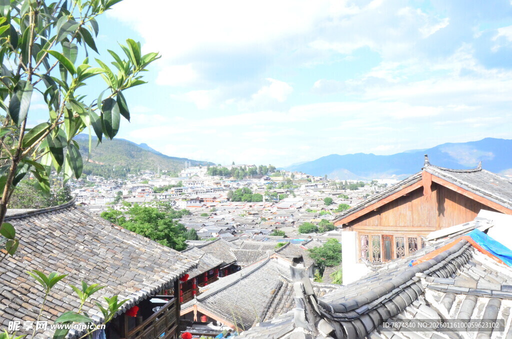 古村落屋顶上的山水风光