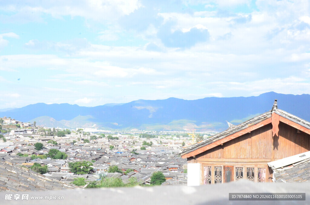 山间小屋 眺望远方美景