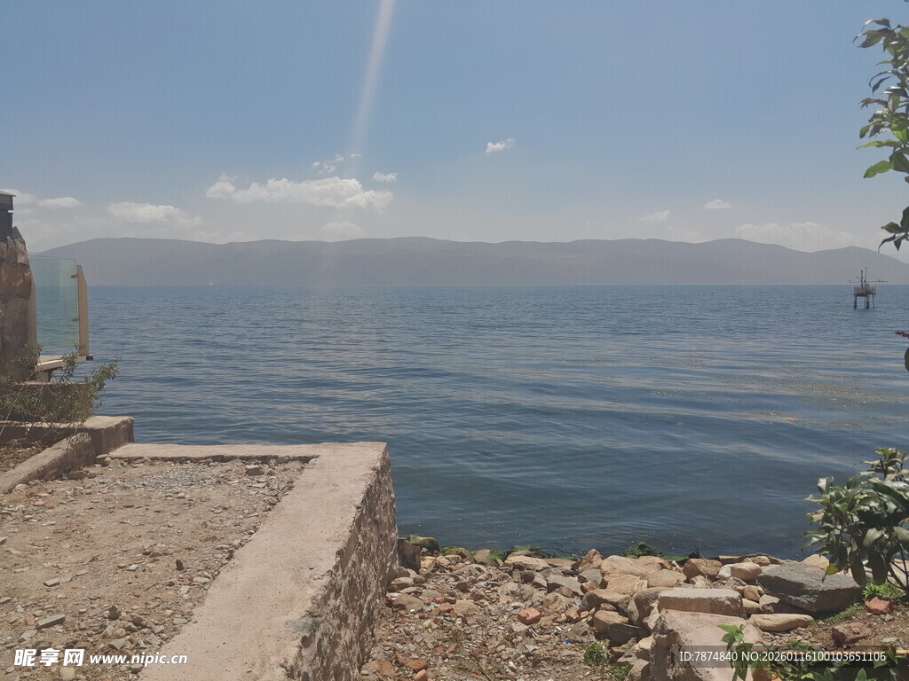 湖畔风光 宁静美好