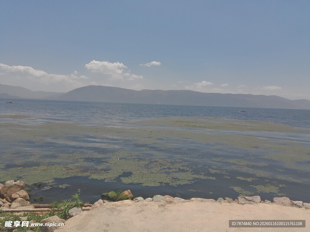 辽阔水域与远山风景