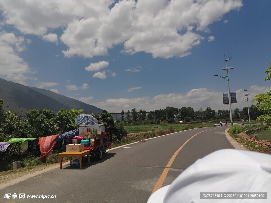 乡村公路上的多彩车辆