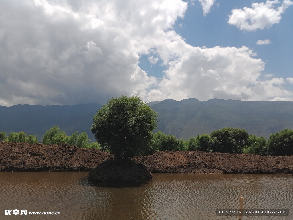 湖畔山林风景图