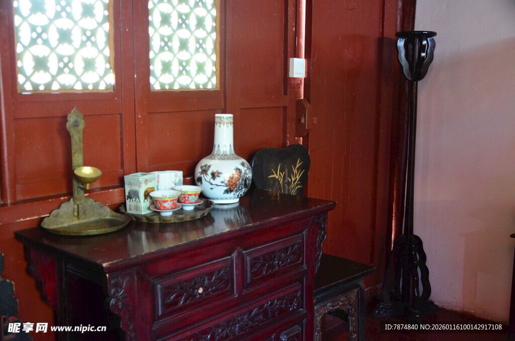 中式古典家具与瓷器摆件