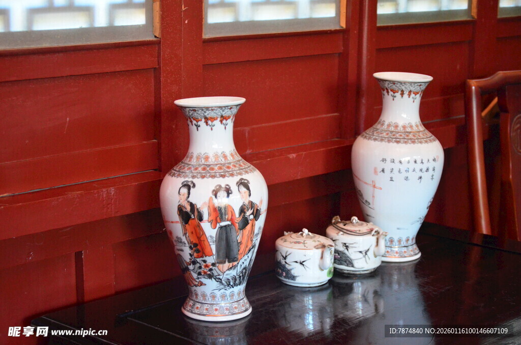 中式古典花瓶与茶具摆件