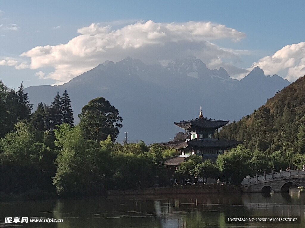 湖畔青山间的中式古建筑