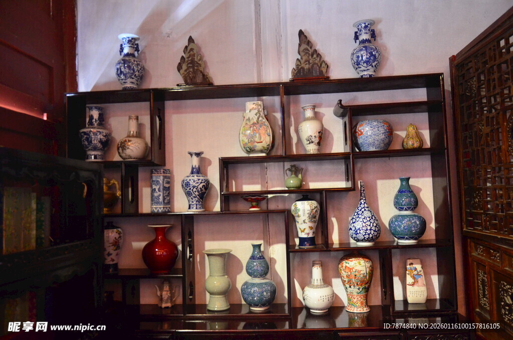 中式博古架上的精美瓷器