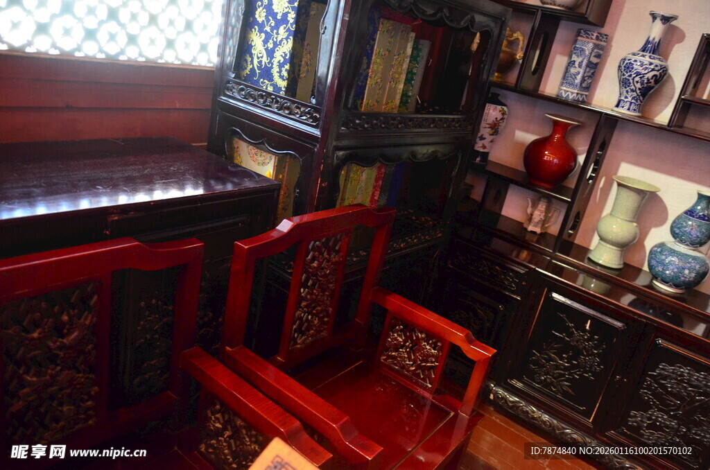 中式古典书房内的红椅陈设
