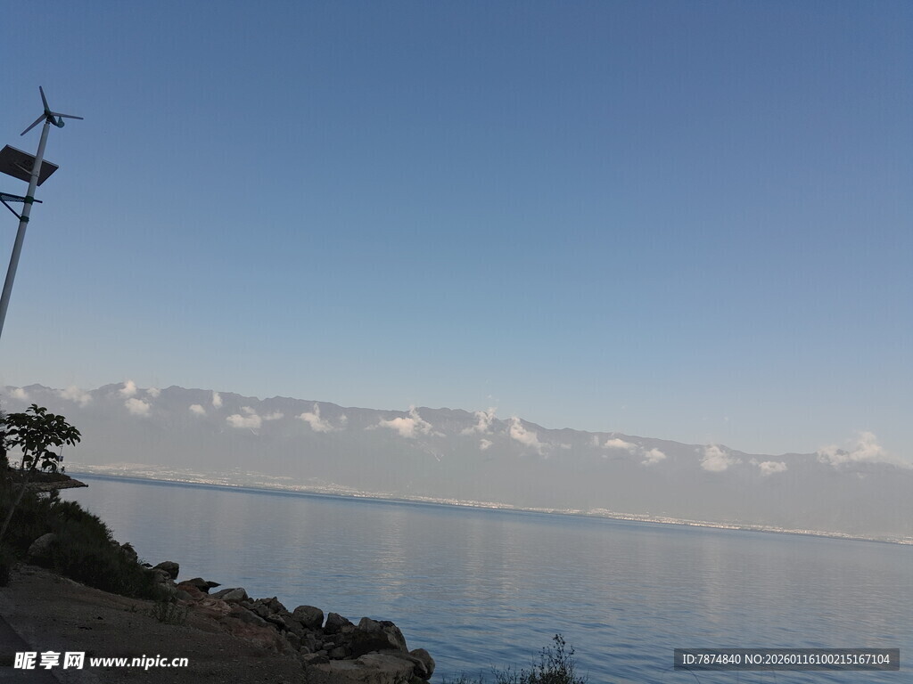 湖畔风光 风车与波光粼粼