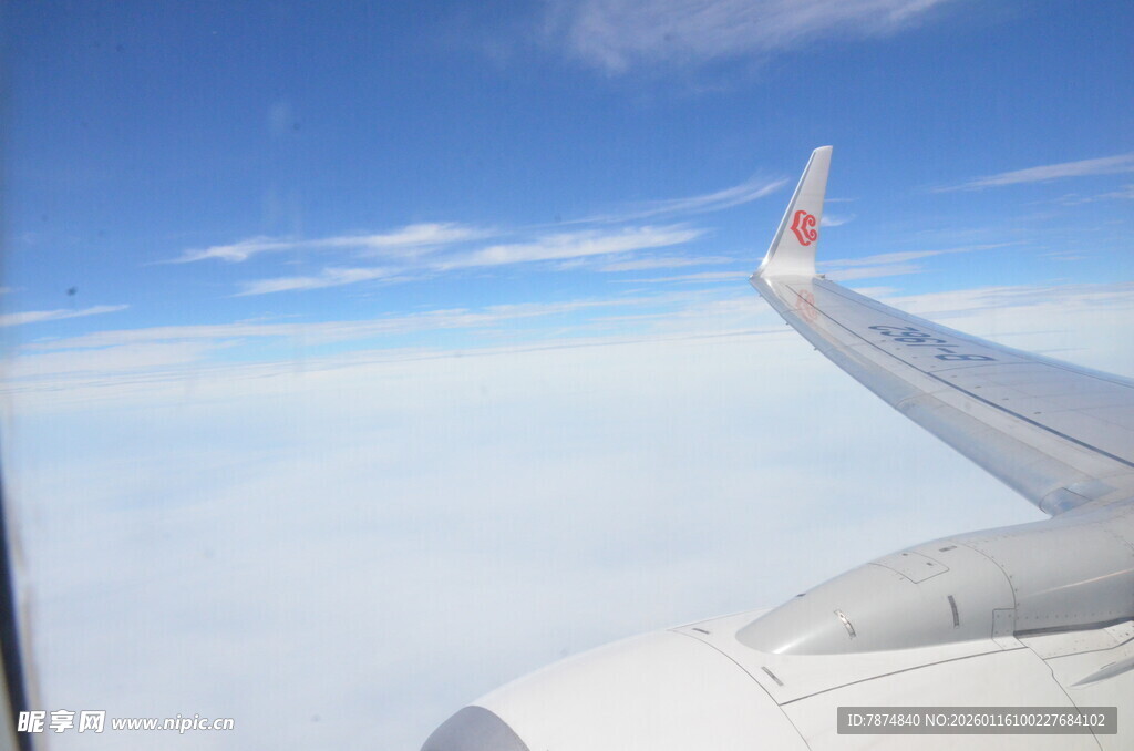 飞机窗外的云海机翼景观