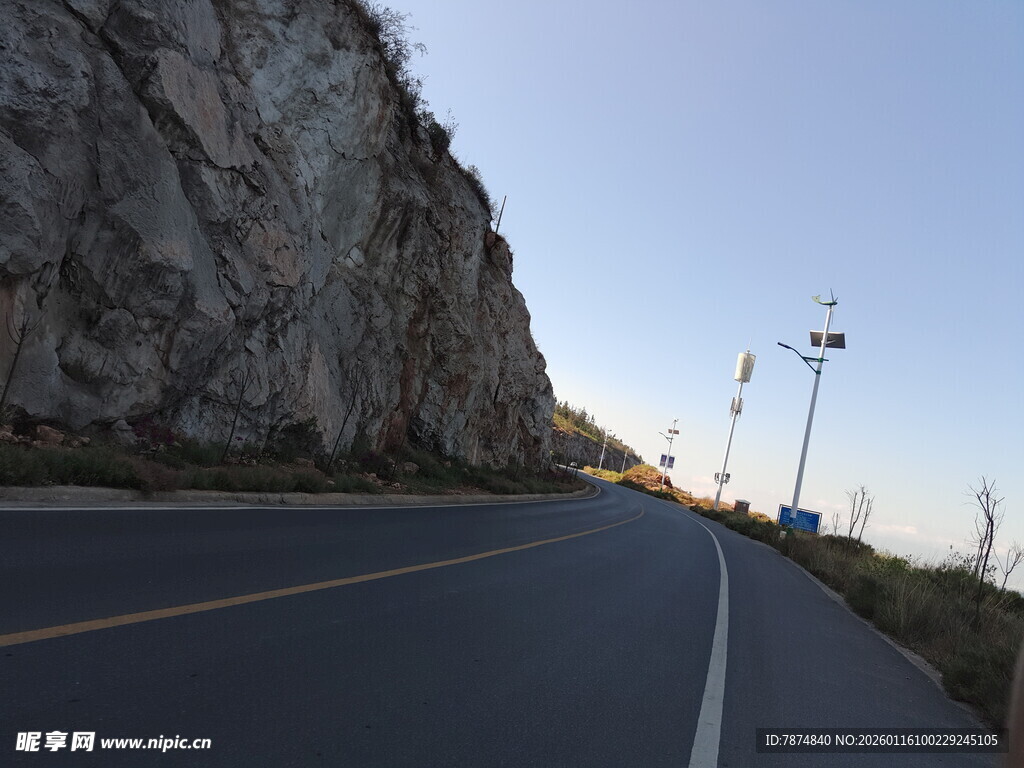 山间公路旁的嶙峋石壁