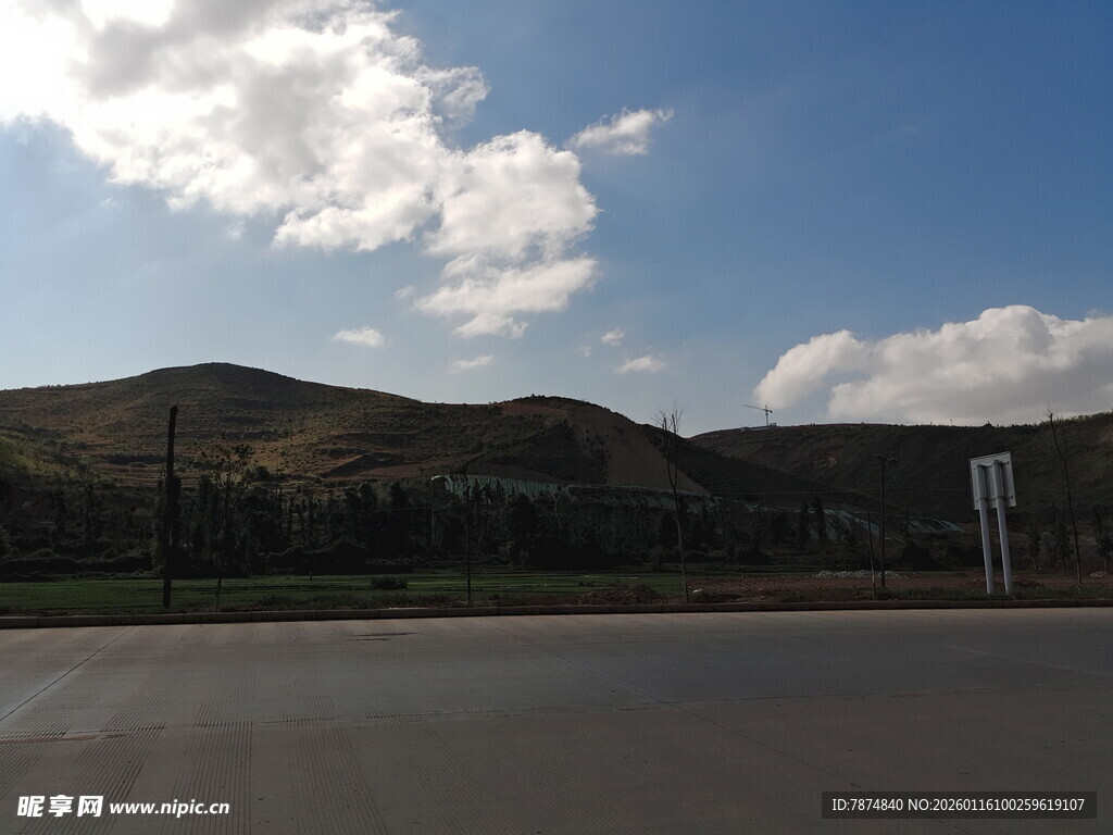 公路旁的蓝天青山景色