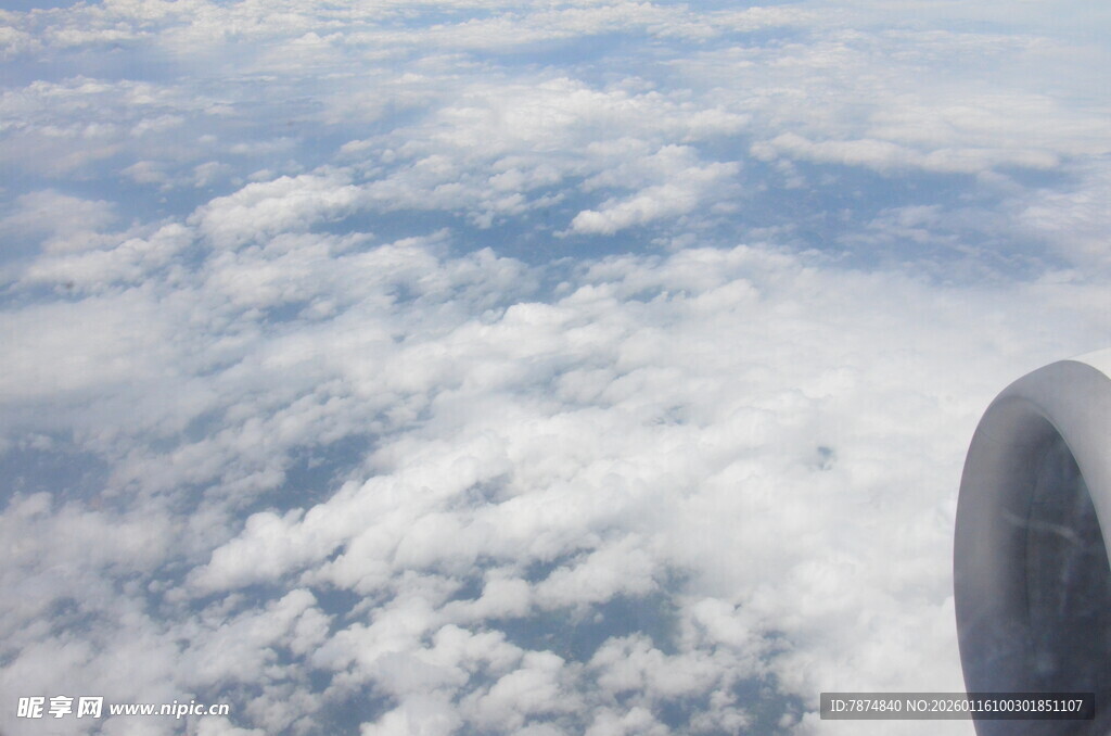 机窗外的云海美景