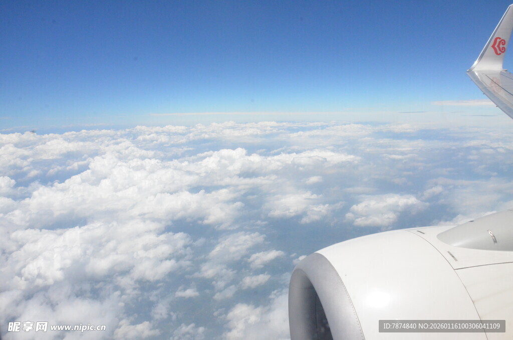 飞机窗外的云海美景