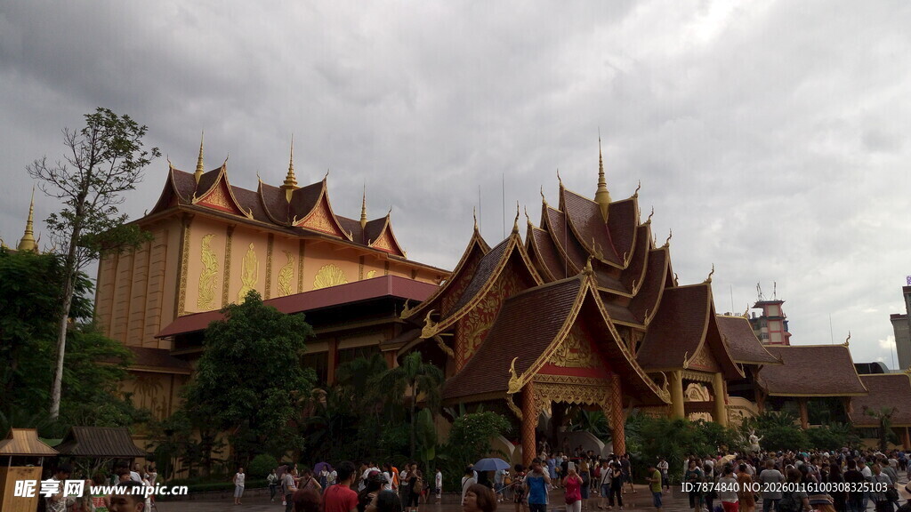 泰国庙宇前人潮涌动