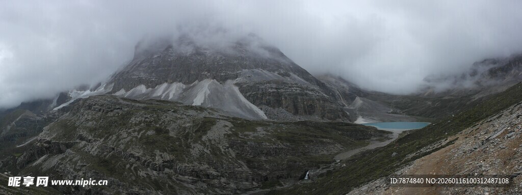 云雾缭绕的壮丽山峦