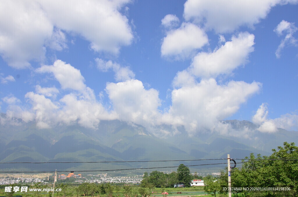 蓝天白云下的山野风光