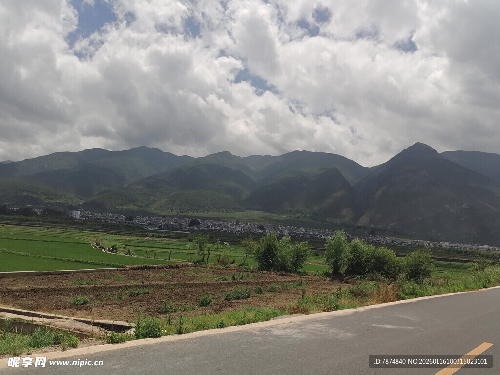 乡村公路旁的青山绿野