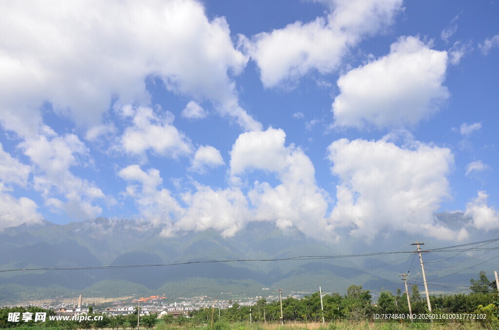 蓝天白云下的远山风景