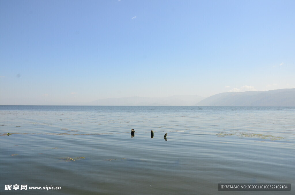 海边漫步的几个人影