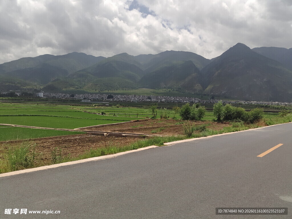 乡村公路旁的田园山色