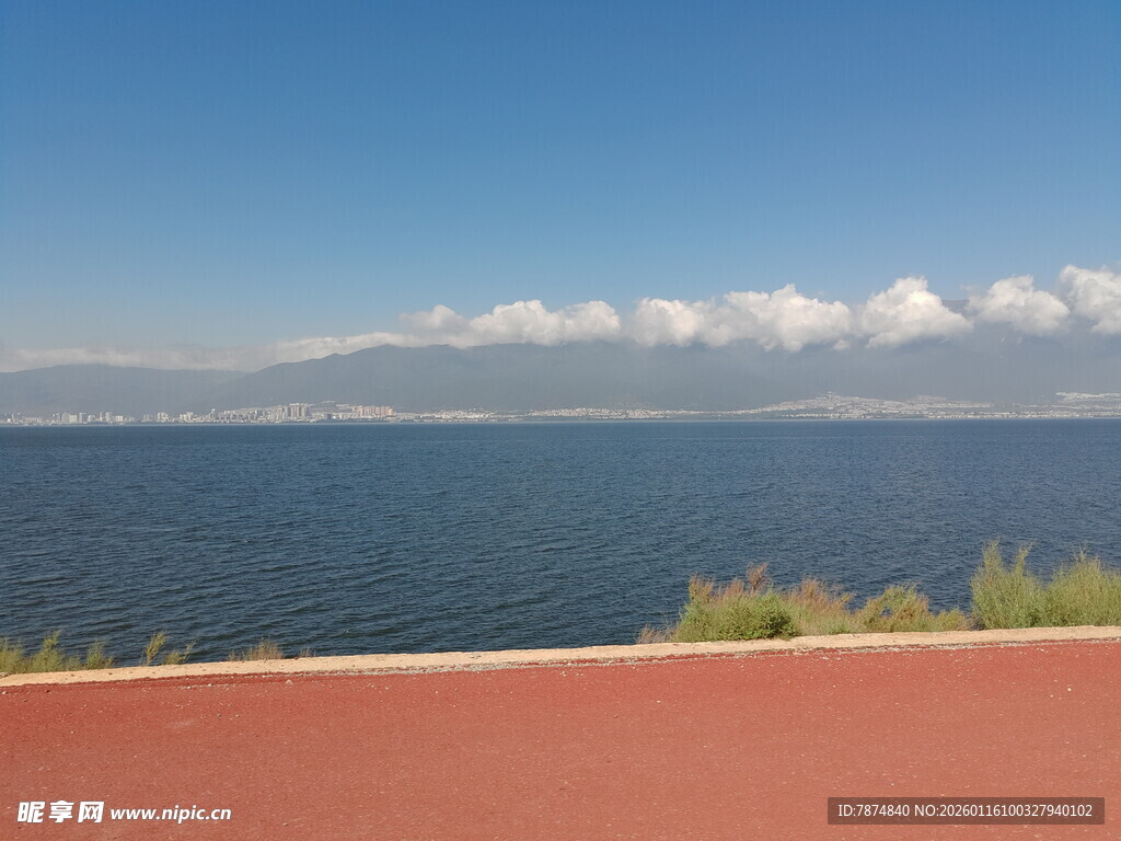 湖畔美景 蓝天碧水相映