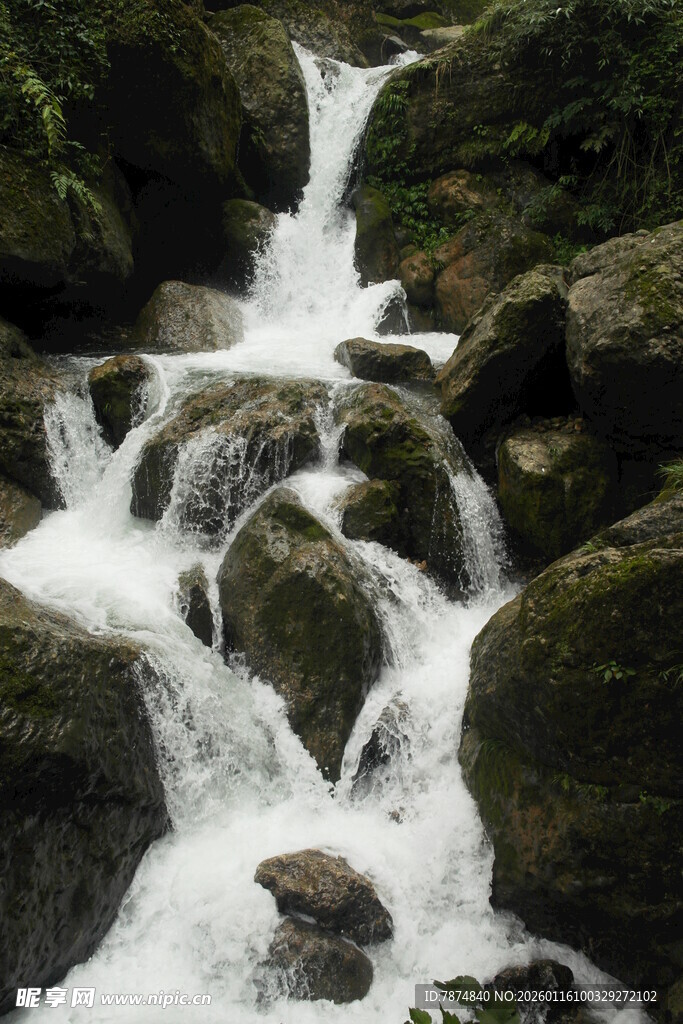 山间溪流潺潺 水花飞溅