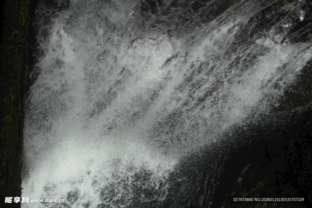 瀑布水流倾泻壮观景象