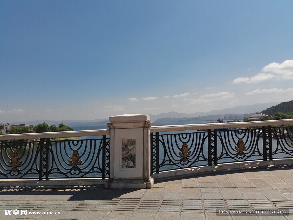 河畔精美护栏与蓝天景致