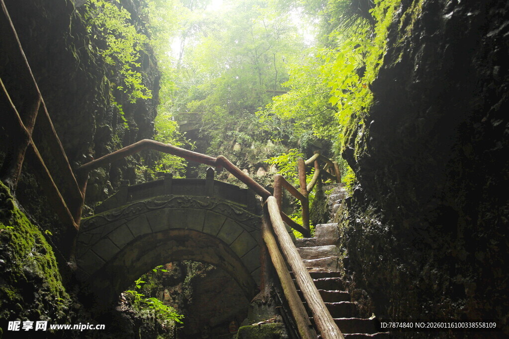 山林间的石梯与拱形石桥