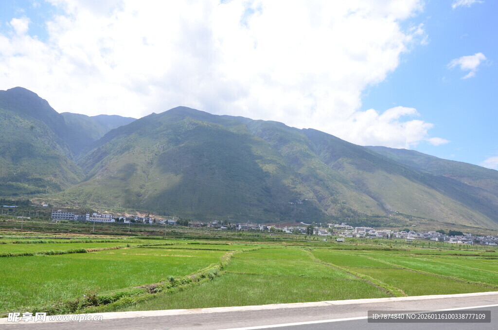 草原远山风景图