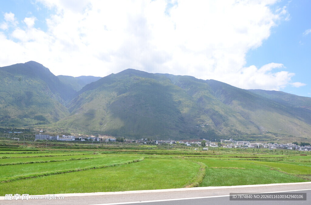 田园风光中的远山美景