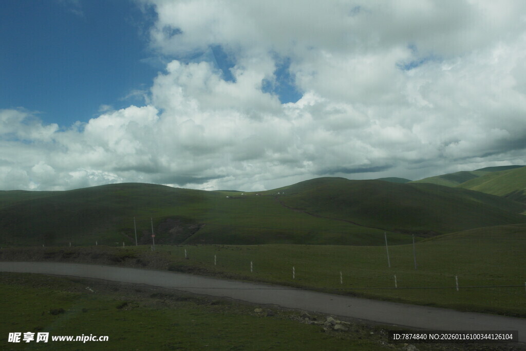 山间公路 蓝天白云绿野