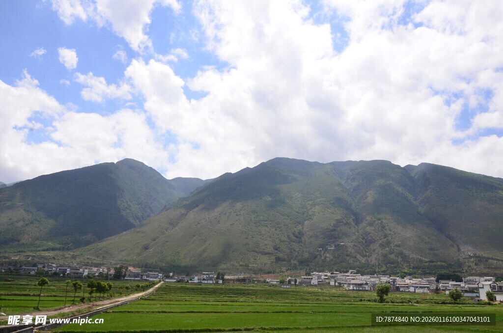 青山绿野间的美丽风光