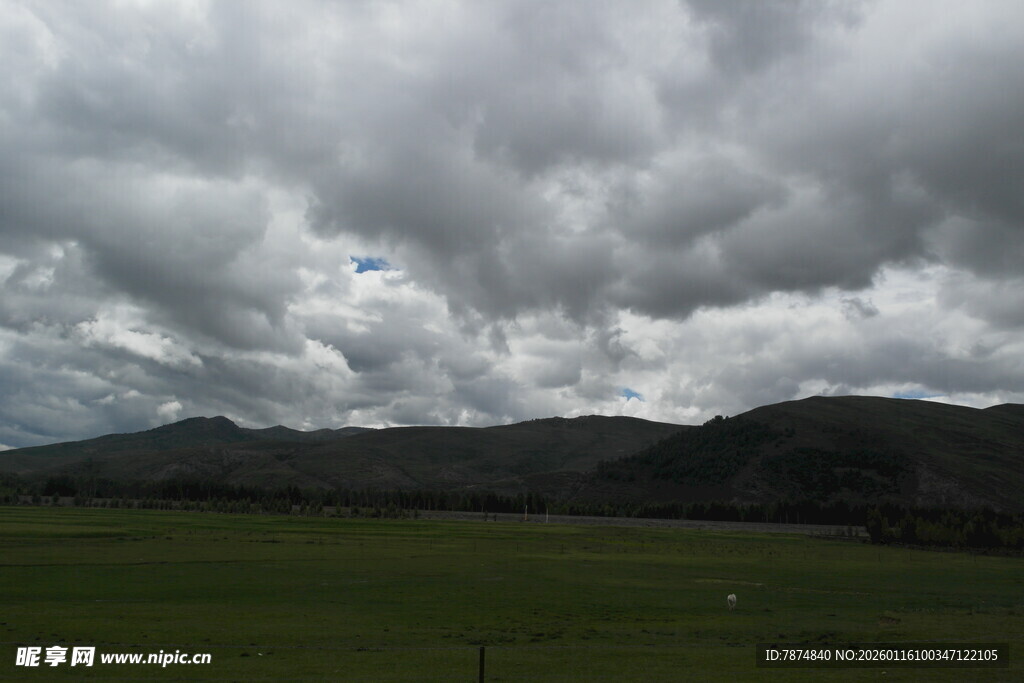 草原上空的厚重乌云